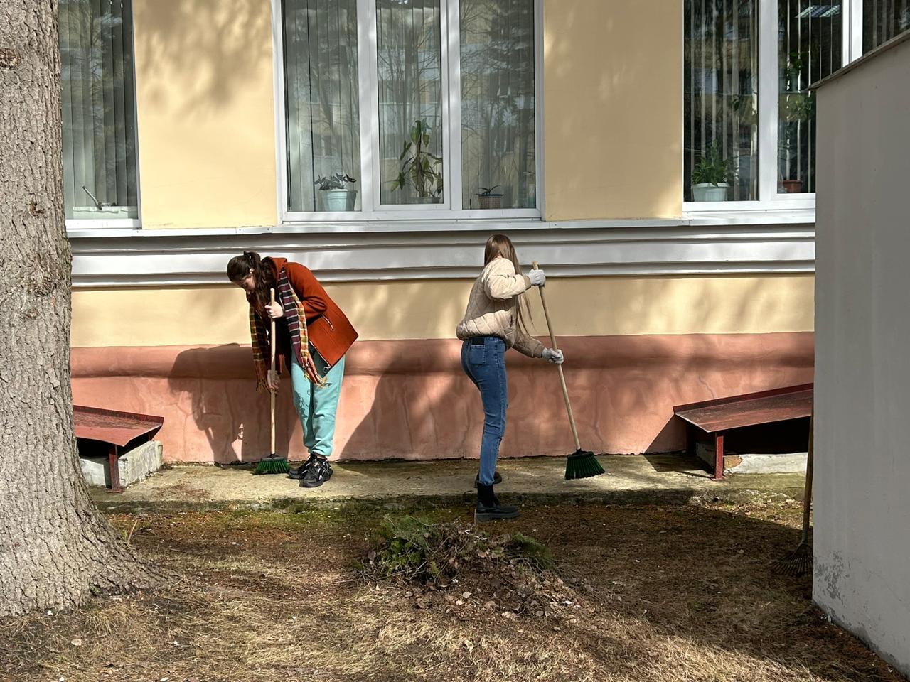 Студенты группы 23ФПИ1 на уборке территории